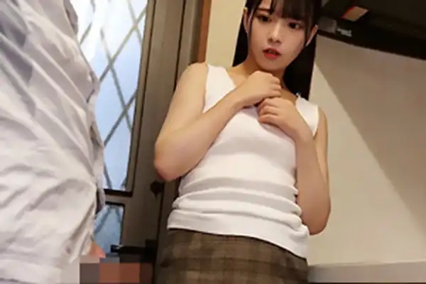 円井萌華 オナニーを見せつけられパンツにエロ染みができる女子大生。ゴム無しピストンでザーメン中出し