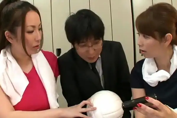 翔田千里 青山葵 長身美脚の美熟女に挟まれハーレム逆3P。立ったままフル勃起チンポを手コキ責め