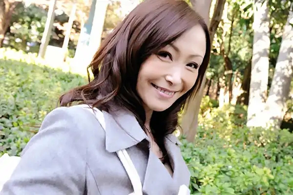 美山蘭子 四十路熟女の美人妻が車内でおっぱい露出。黒パンストを脱いで全力オナニー